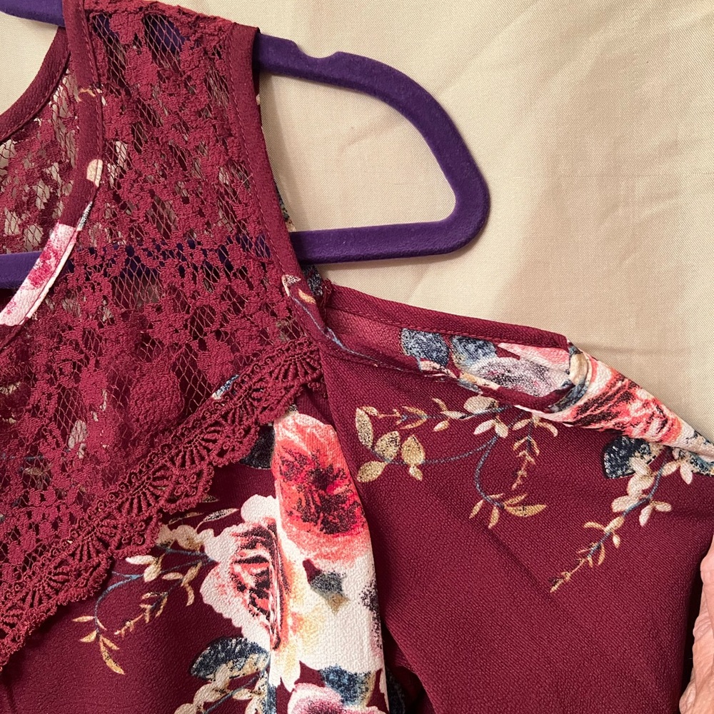 SHEIN Red and White Floral Sleeveless Blouse - Picture 2 of 3